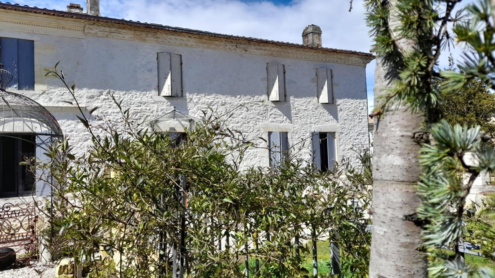 Le Clos Des Quatre Lieues Hotell Cartelegue Exteriör bild